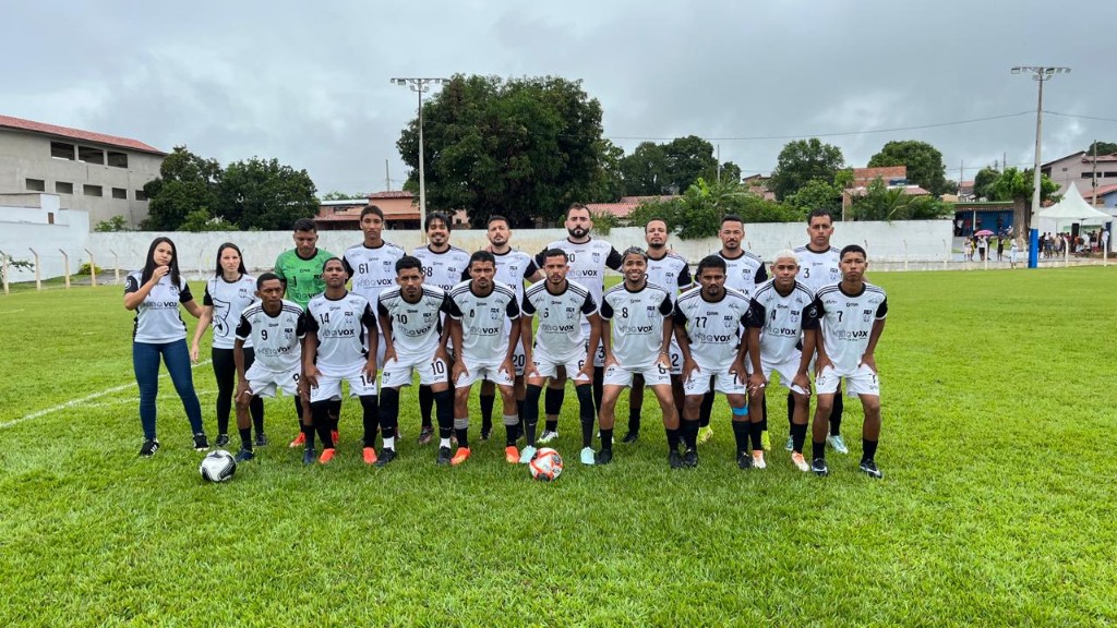 Equipa BACKY em foto oficial no relvado