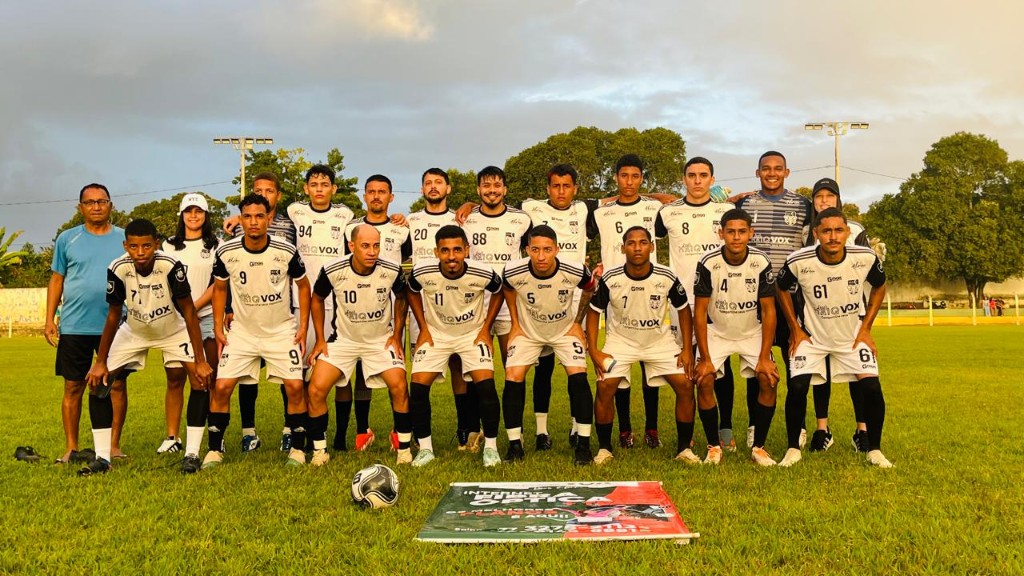 Equipa reunida em campo, espírito de grupo