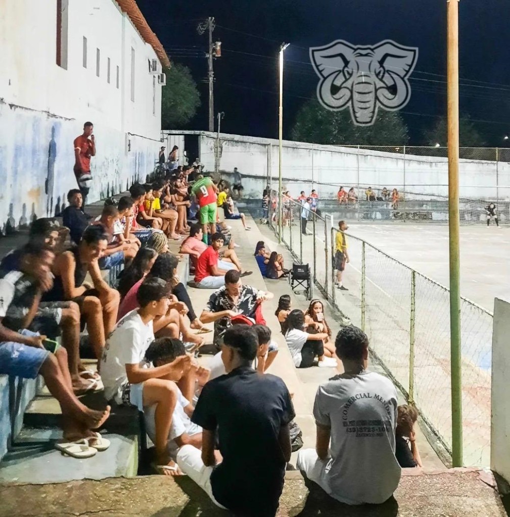 Público nas bancadas a assistir ao jogo num recinto local à noite