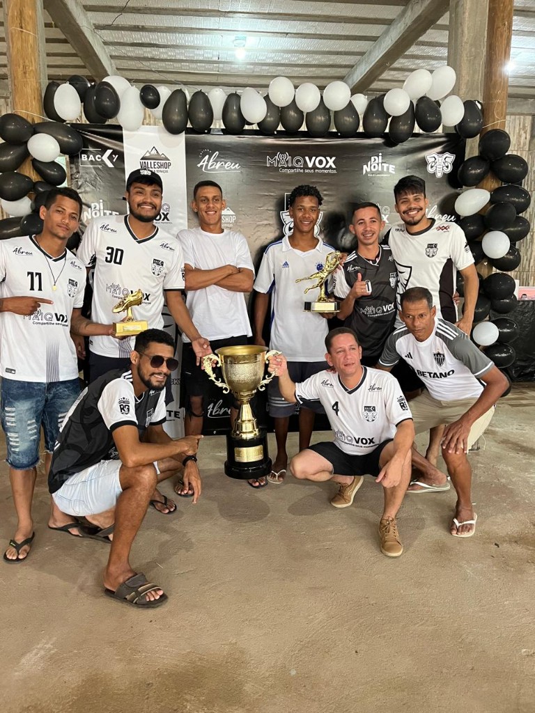 Celebração com troféus dourados e arco de balões na cerimónia