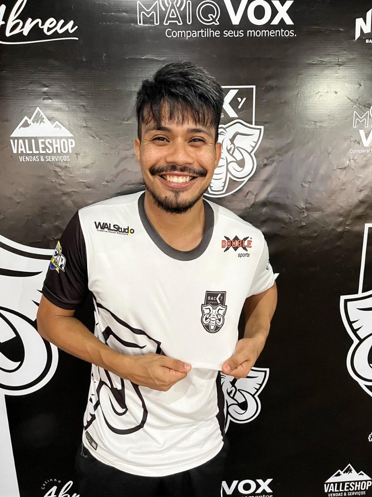 Atleta com equipamento Backy em fundo de patrocinadores