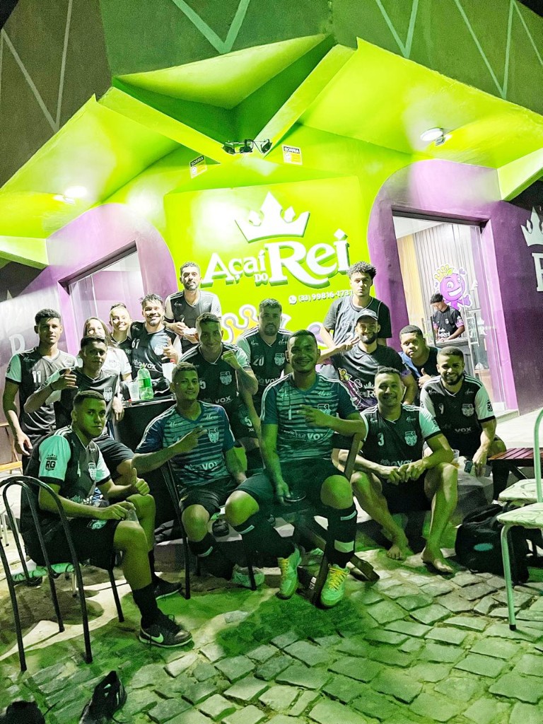 Equipa reunida à frente do espaço Açaí do Rei
