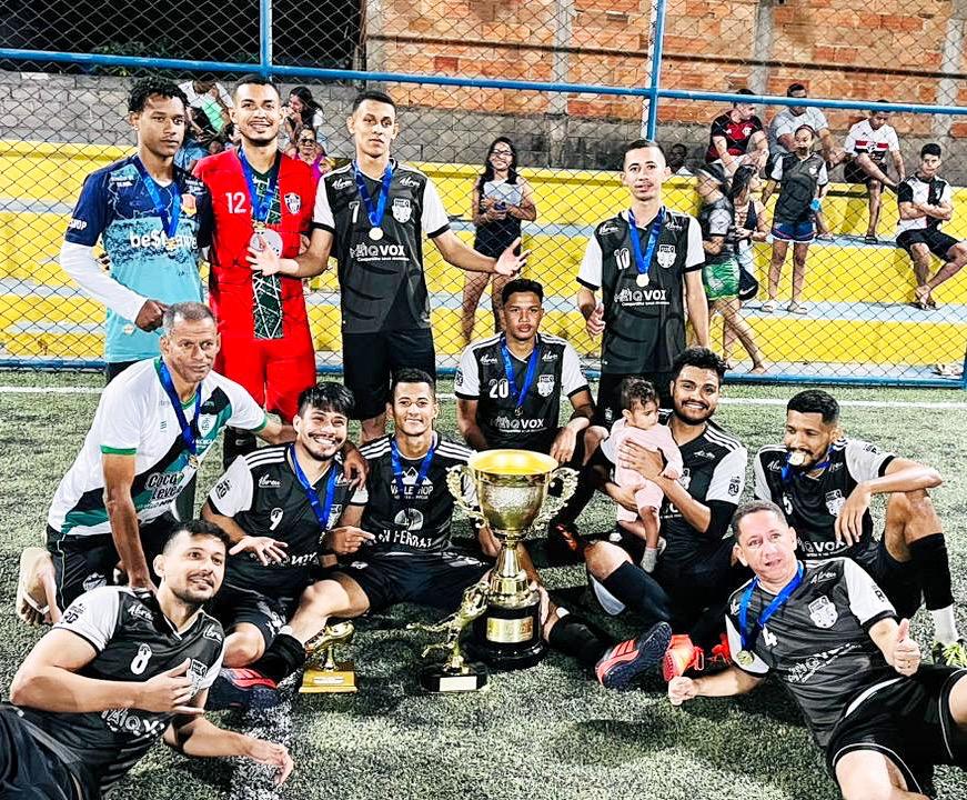Equipa a celebrar vitória com troféus em relva sintética